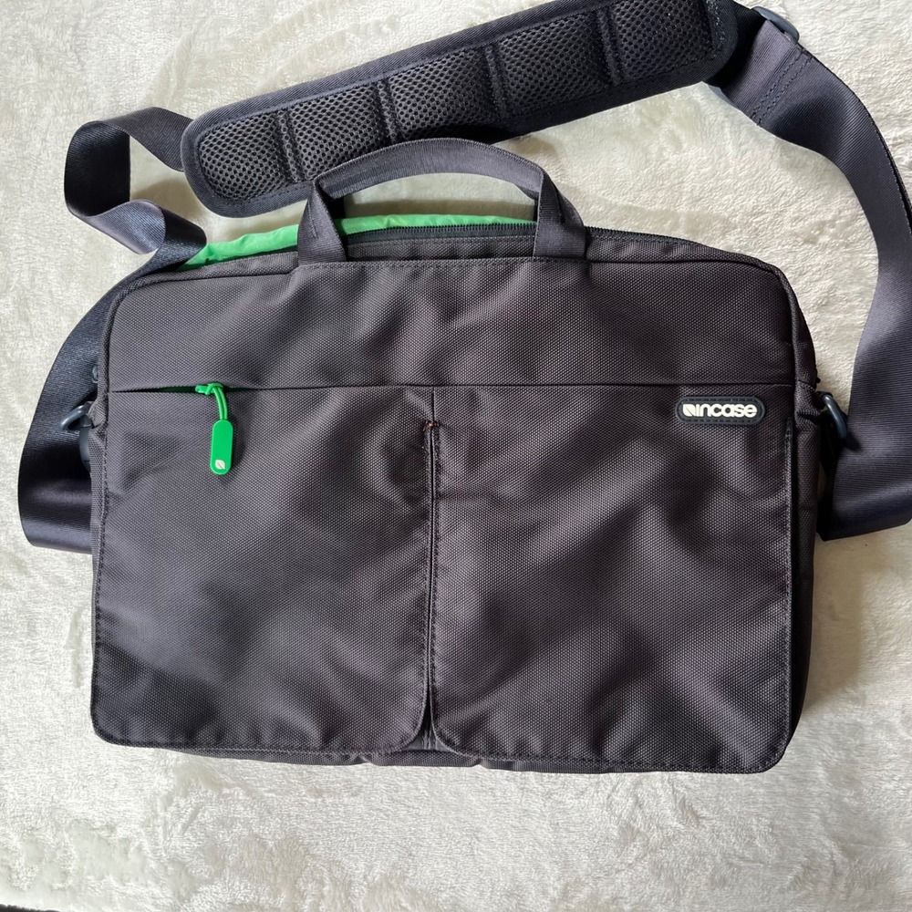 Incase Laptop Messenger Bag Black Ballistic Nylon Green Lining Padded Strap 15in